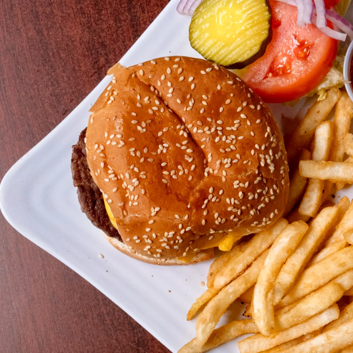 Cheeseburger deluxe with French fries