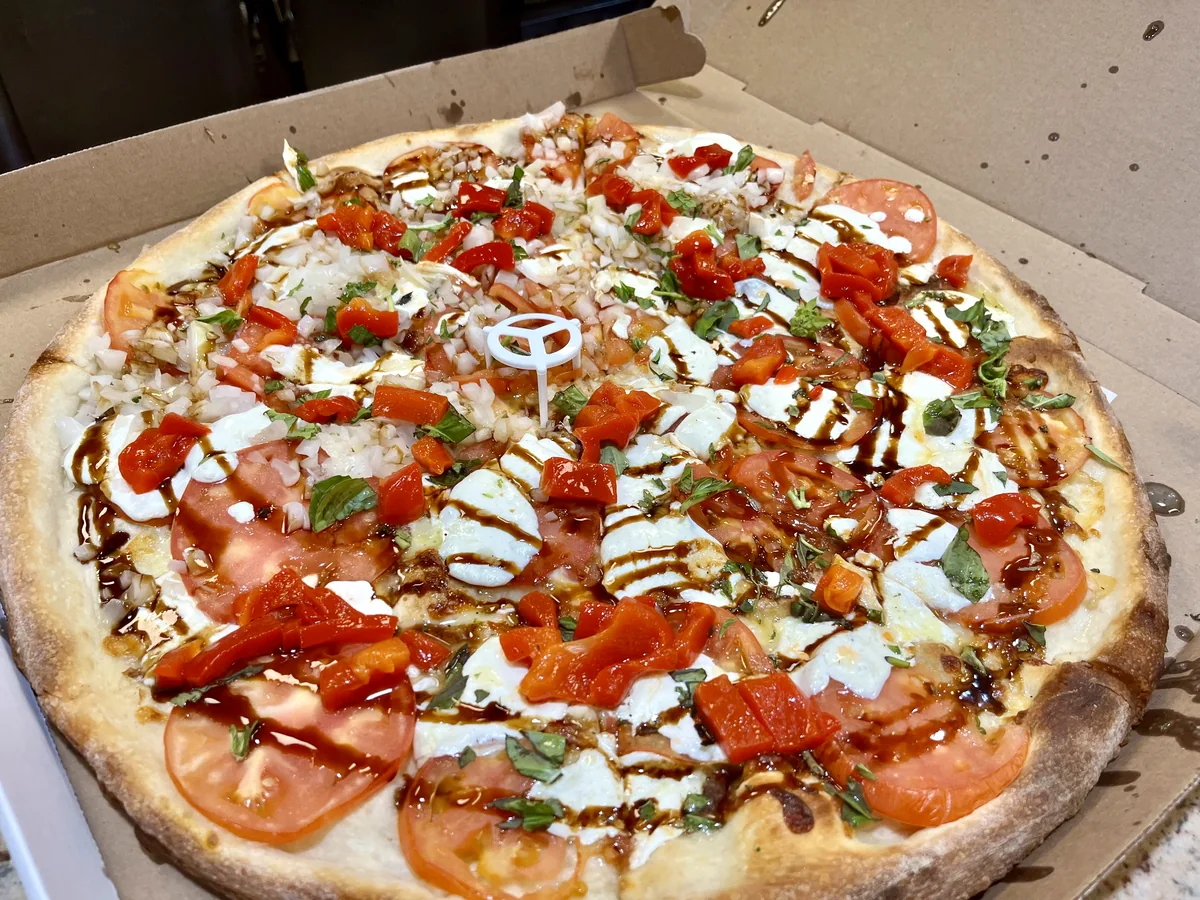 Fresh mozzarella, tomato and roasted pepper pizza